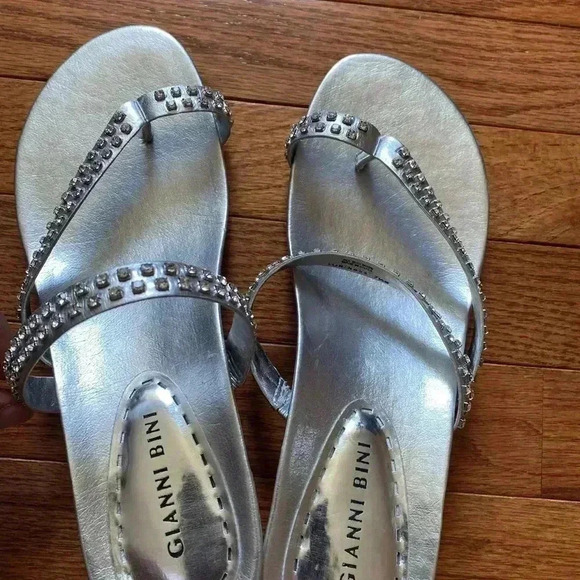 Gianni Bini Metallic Silver Thong Sandals with Rhinestones size 7.5M NWOT - Picture 4 of 10